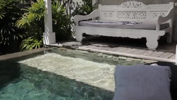 Water moving in swimming pool, sunny day. Static — Stock Video
