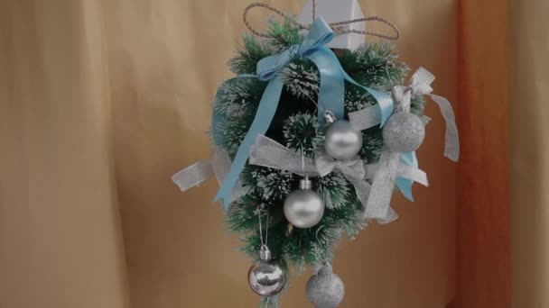 Roztomilý vánoční stromek visí vzhůru nohama, víří. — Stock video