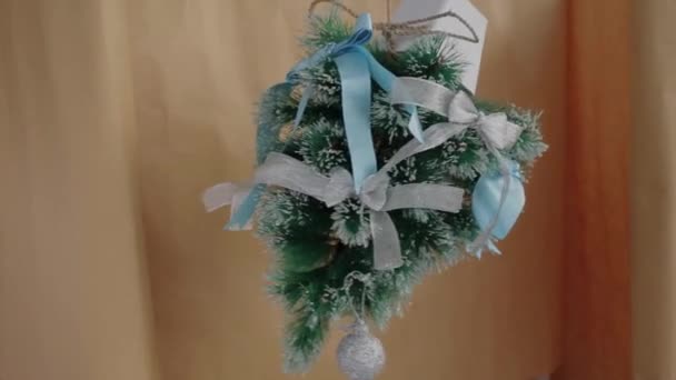 Dziewczyna dekorująca choinkę. Wigilia Bożego Narodzenia — Wideo stockowe