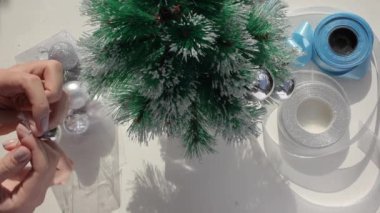 Xmas süslerini aç ve gümüş topu as.