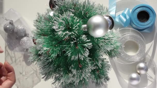 Time lapse opknoping zilveren ballen op kerstboom — Stockvideo