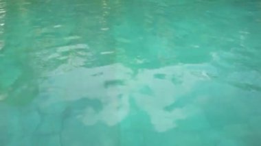 Durgun su. Dışarıda yüzme havuzunun mavi yüzeyi