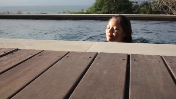 Mignonne asiatique fille profiter piscine et coucher de soleil — Video