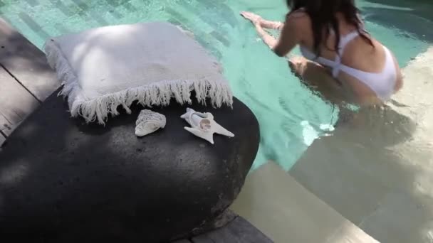 Ragazza in bikini bianco che entra in acqua per nuotare — Video Stock