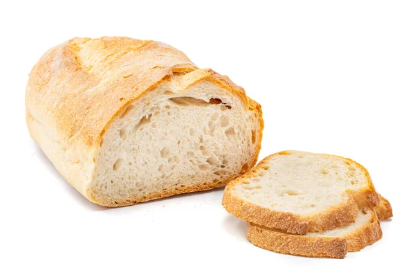 Toastbread blanc avec des tranches de pain grillé sur un fond blanc — Photo