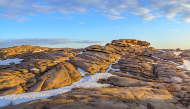 Aşınmış granit dağların Bektau-Ata