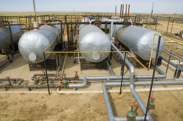 Pompa istasyonu üzerinde petrol tankları — Stok fotoğraf