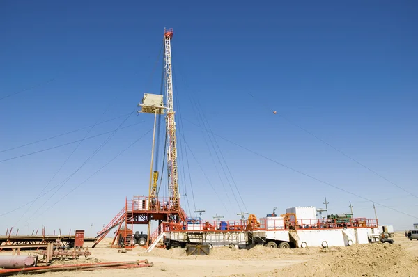 Plataforma de perforación cargada en un desierto — Foto de Stock