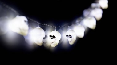 Cadılar Bayramı için kafataslarından yapılmış bir ışık zinciri.