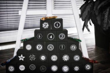 Siyah küplerden yapılmış bir Noel takvimi.