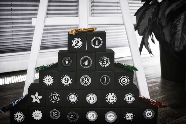 Siyah küplerden yapılmış bir Noel takvimi.
