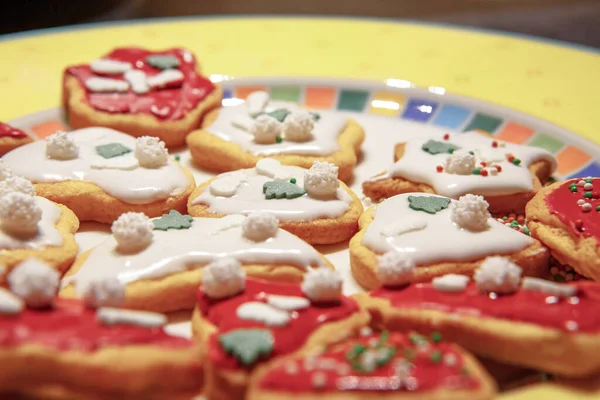 Bir tabak renkli Noel kurabiyesi.
