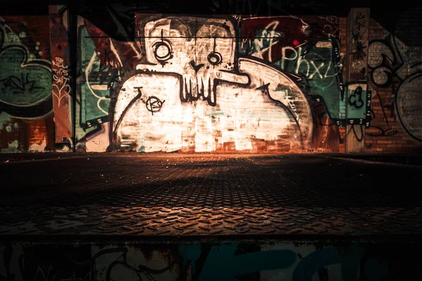 Graffiti endüstriyel deniz mavisi ve turuncu atmosferde çalışır