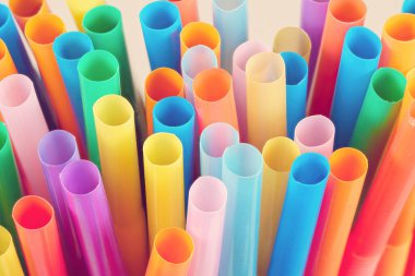 Önden çekilen renkli pipetlerin yakın çekimi, stüdyo çekimi.