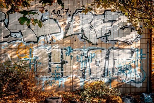 Graffiti endüstriyel deniz mavisi ve turuncu atmosferde çalışır