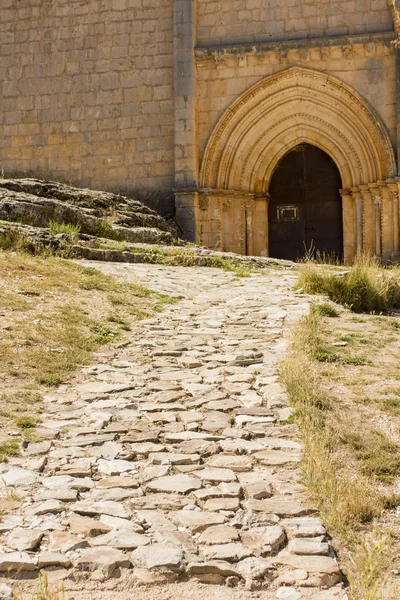 Gotiska portalen för kyrkan i san bartolome, ucero, soria, Spanien — Stockfoto