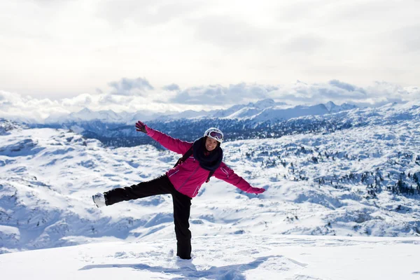 Mladá atraktivní žena, lyžování v rakouském lyžařském středisku na slunné — Stock fotografie