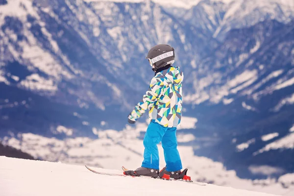 Niño pequeño, esquiando en la pista de nieve en la estación de esquí en Austria —  Fotos de Stock