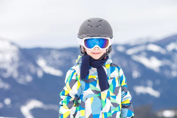 Niño pequeño, esquiando en la pista de nieve en la estación de esquí en Austria — Foto de Stock