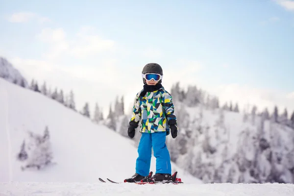 Lindo niño preescolar, niño, esquiar felizmente en la estación de esquí austriaca — Foto de Stock