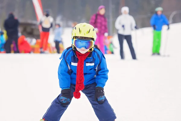 Young child, skiing on snow slope in ski resort in Austria — Stock Photo, Image