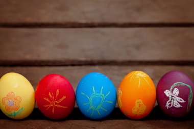 Kırsal arka planda Paskalya yumurtaları