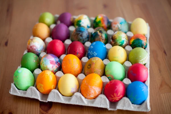 Huevos coloridos de Pascua sobre fondo rústico de madera —  Fotos de Stock
