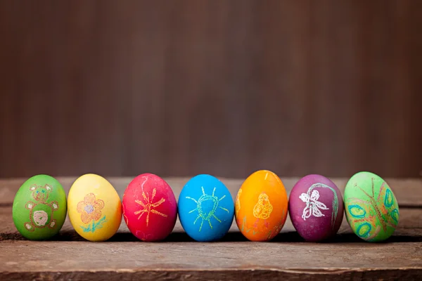 Uova di Pasqua su sfondo rustico in legno — Foto Stock