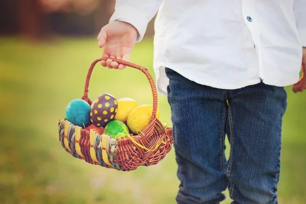 Mignon adorable garçon, collecte Pâques oeufs dans un printemps floraison ch — Photo
