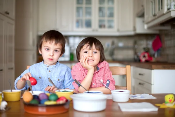 Två pojkar, färga ägg till påsk — Stockfoto