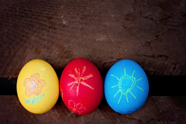 Uova di Pasqua su sfondo rustico in legno — Foto Stock