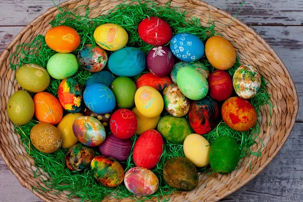 Пасхальные яйца на деревенском деревянном фоне — стоковое фото