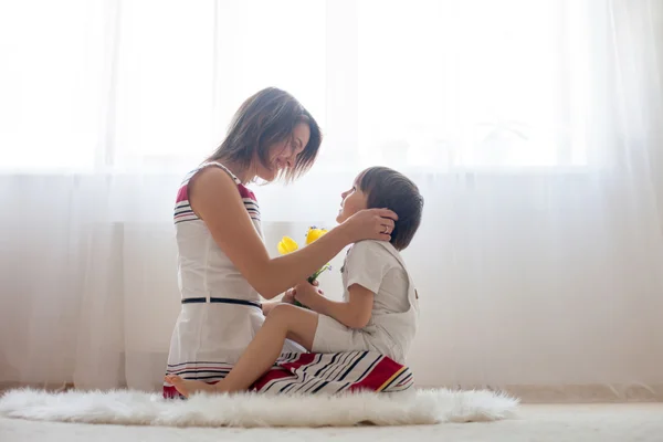 Madre y su hijo, abrazándose con ternura y cuidado — Foto de Stock