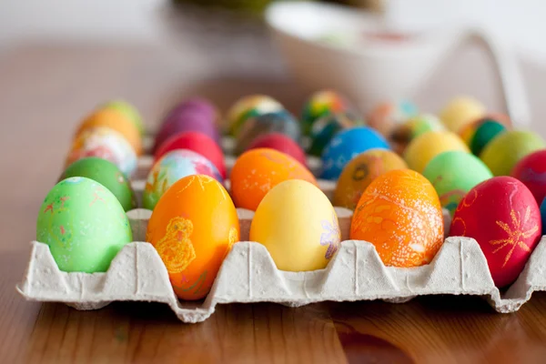 Oeufs de Pâques colorés sur fond rustique — Photo