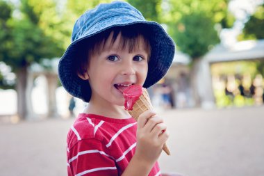 CA gülümseyen park, büyük dondurma yemek şirin küçük çocuk,