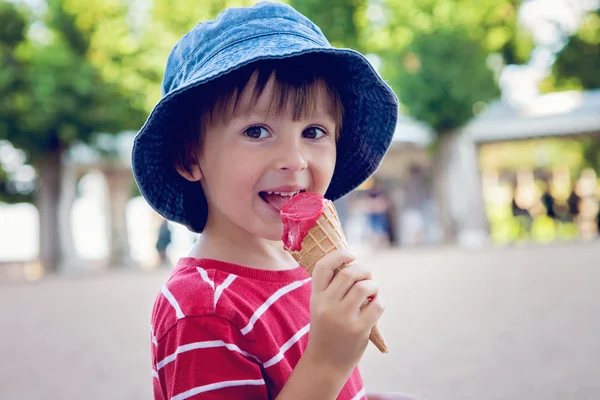 Menino bonito, comendo grande sorvete no parque, sorrindo para ca — Fotografia de Stock