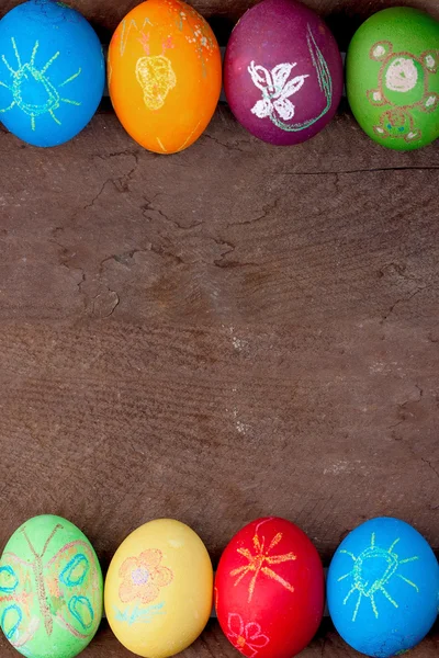 Huevos de Pascua sobre fondo rústico de madera —  Fotos de Stock