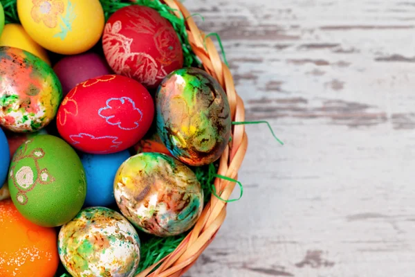 Uova di Pasqua su sfondo rustico in legno — Foto Stock