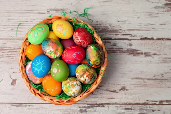 Uova di Pasqua su sfondo rustico in legno — Foto Stock