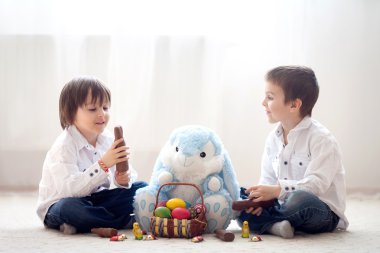 İki sevimli küçük çocuk, erkek kardeşler, eğleniyor ch yeme