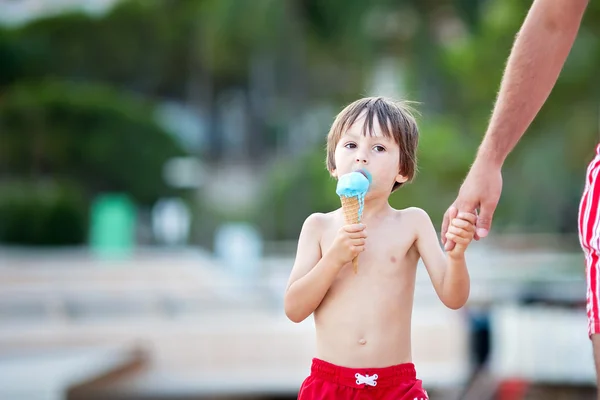 Słodkie małe dziecko, chłopiec, jeść lody na plaży — Zdjęcie stockowe