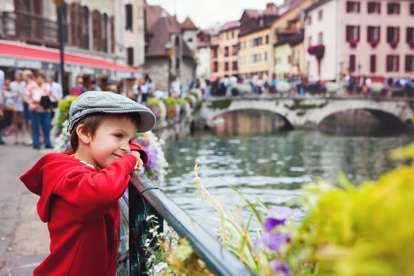 Dulce retrato de niño preescolar en la ciudad de Annecy, Francia, s — Foto de Stock
