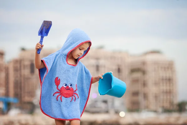 Lindo niño preescolar, jugando en la arena en la playa wi — Foto de Stock