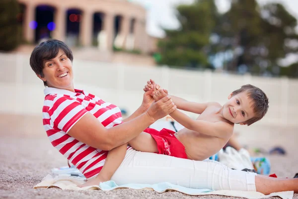 Podwójny portret babci i dziecka na plaży — Zdjęcie stockowe