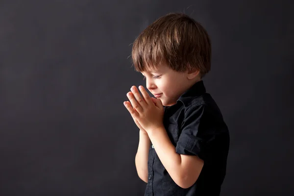 Liten pojke be, barn be, isolerade bakgrund — Stockfoto