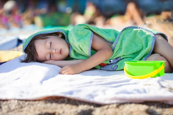 Mały chłopiec dziecko, spanie na plaży w godzinach popołudniowych — Zdjęcie stockowe