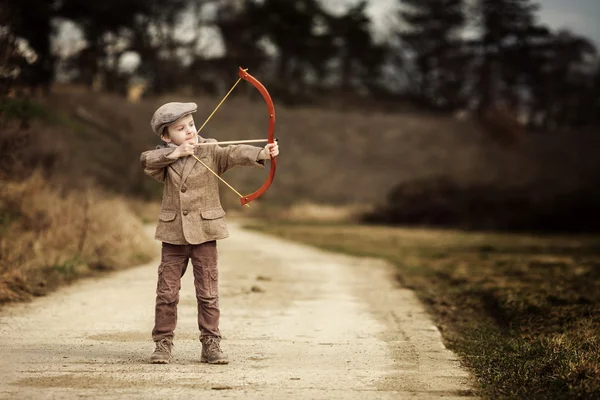 Menino pré-escolar adorável, atirar com arco e flecha no targe — Fotografia de Stock