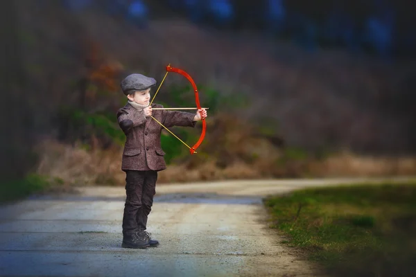 Adorable niño preescolar, disparar con arco y flecha en Targe —  Fotos de Stock