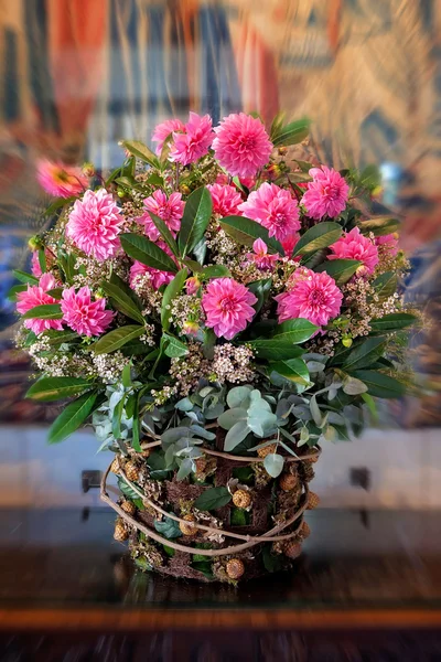 Bela jarra extravagante com um buquê flores rosa — Fotografia de Stock