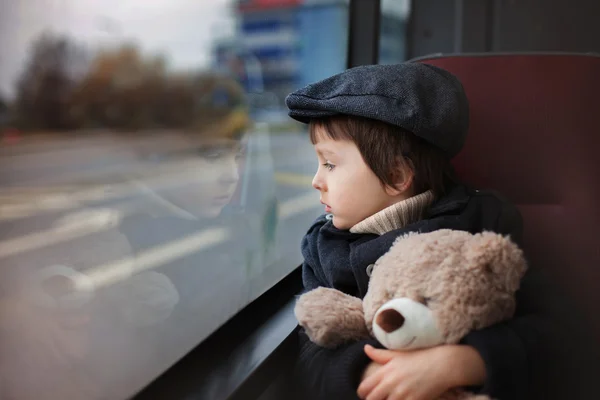 Dulce niño, montando en un autobús, durante el día — Foto de Stock